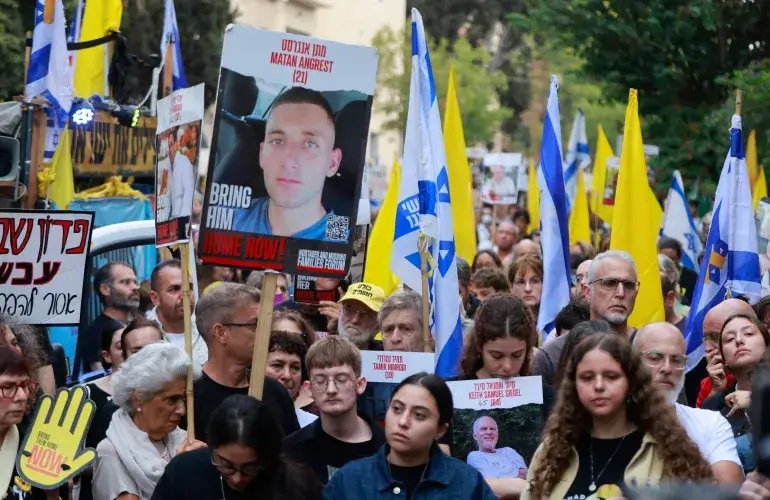 Israelis protest outside Netanyahu’s residence in West Jerusalem on October 7, 2024, marking the anniversary of the Hamas attack.