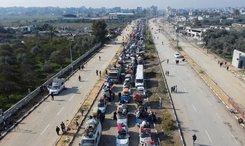 Drone image of displaced Palestinians on Salahudeen Road, January 28, 2025, awaiting vehicle inspections bythe Egyptian-Qatari committee.