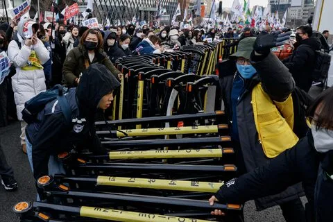  Protesters push down barriers during a demonstration against impeached President Yoon Suk Yeol in Seoul, January 4, 2025.