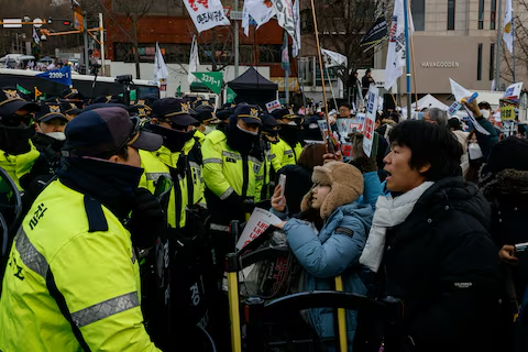  Police try to prevent people from leaving a protest against impeached President Yoon Suk Yeol in Seoul, January 4, 202